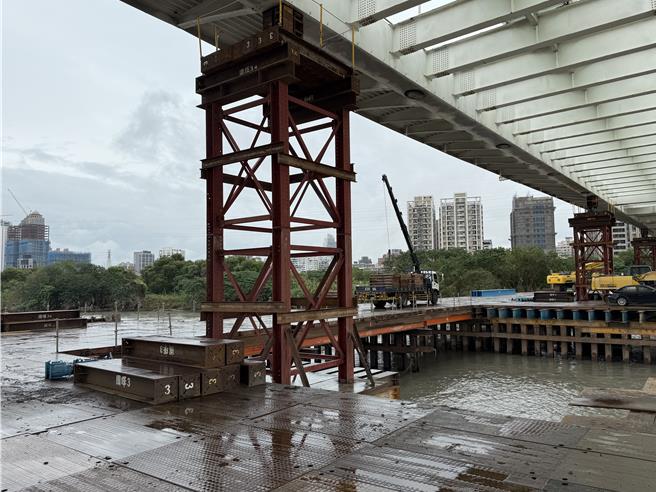 专业技师检查确保桥梁通行安全无虞，新月桥将于11月15日中午后开放通行。（新北市高滩处提供）