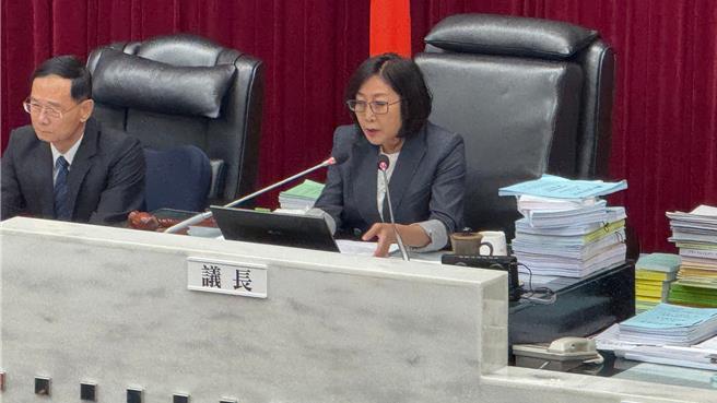 國民黨高市議員陳麗娜提議暫時抽出衛生局預算不審查，但因為慢了一步發言，議長康裕成已敲槌交付審查。（柯宗緯攝）