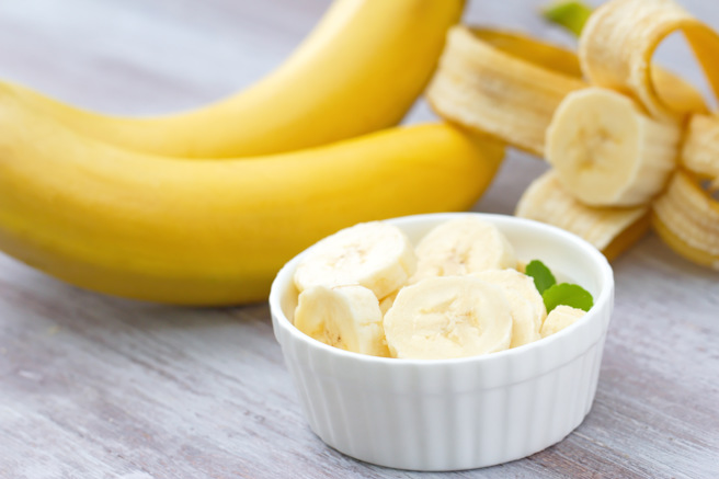 睡前食用香蕉、牛奶，可幫助入睡，且睡得深沈。（示意圖，Shutterstock／達志）