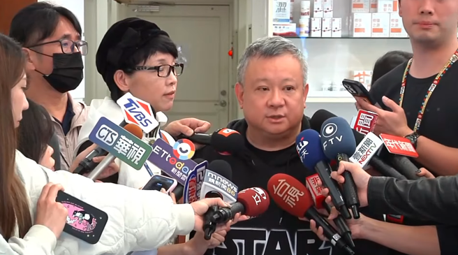 媒体人璩美凤12日与联电荣誉副董宣明智之子宣昶有一同受访，还原2022年遭民眾党主席柯文哲性骚扰的经过。(截自中时新闻网直播)