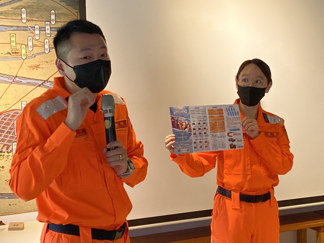 海巡署中部分署招募員張奕璋(左)介紹海巡工作及徵才資訊。(移民署嘉義市服務站提供)