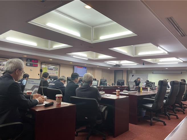 台北市政府秘书长李泰兴、前秘书长陈志铭等人12日赴议会交通委员会，专案报告悠游卡公司兴柜决策过程与效益。（刘彦宜摄）