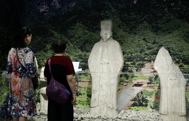 「石像生」是帝王陵墓前安設的石人、石獸，清朝皇帝的陵墓幾乎都有。（圖：中新社）