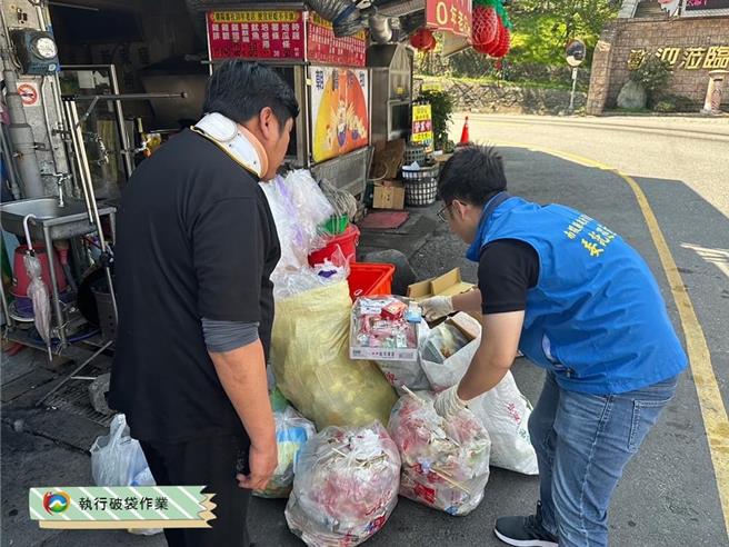 南投县没有垃圾焚化设施，为了避免整车垃圾遭退运，清洁队人员随机破袋检查。（南投县环保局提供／杨静茹南投传真）