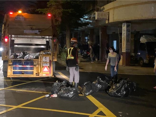 南投县议员苏昱诚关心县内垃圾减量政策，南投县环保局以宣导垃圾分类为主，破袋稽查为辅。（南投县环保局提供／杨静茹南投传真）