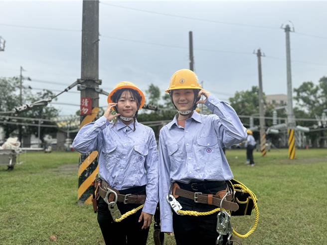 台电113年配电线路维护类班学员陈星汝（左）、赖品萦（右）。（洪靖宜摄）