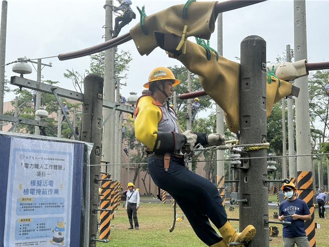 台电新进人员示范模拟活电检电掩蔽作业。（洪靖宜摄）