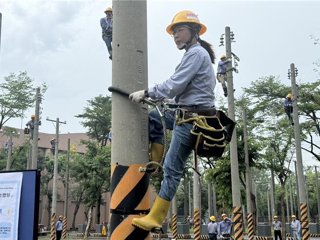 台电新进人员示范登杆作业。（洪靖宜摄）