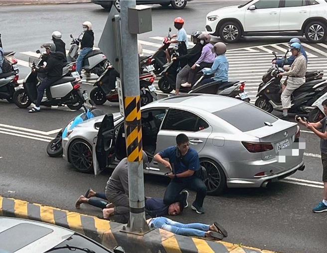 台南市警六分局12日缉捕诈欺集团时，对方驾自小客车窜逃，员警合开6枪示警制止，当场将2人压制后，连同先前落网的车手，一併带回警分局深入侦办中。（读者提供／洪荣志台南传真）