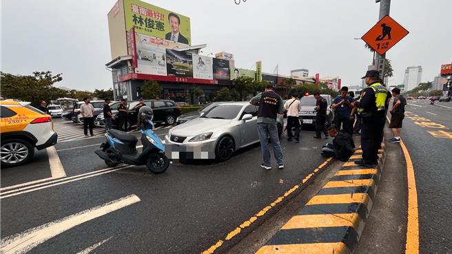 台南市警六分局12日缉捕诈欺集团时，对方驾自小客车窜逃，员警合开6枪示警制止，当场将2人压制后，连同先前落网的车手，一併带回警分局深入侦办中。（读者提供／洪荣志台南传真）