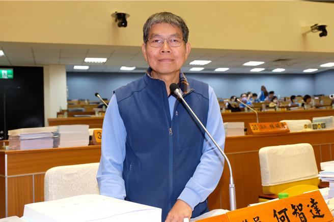 新竹縣議員何志達12日在總質詢時對國中教育會考在117學年度改為五級分制，要求教育局召開公聽會，聽取各方意見做調整，同時要求比照桃園市「保9」制度，讓偏鄉學生與都會區學生都有平等受教權。（羅浚濱攝）