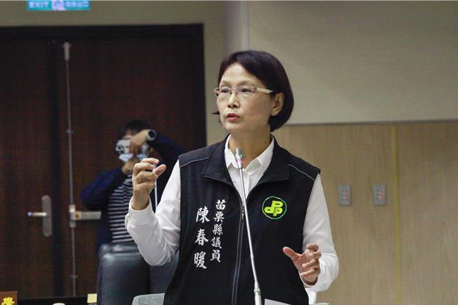 2024年11月12日苗栗县／民进党籍议员陈春暖与罗贵星联合质询，针对苗栗县内交通、观光、医疗及公共服务设施分布不均的问题展开质询。(吕丽甄摄）