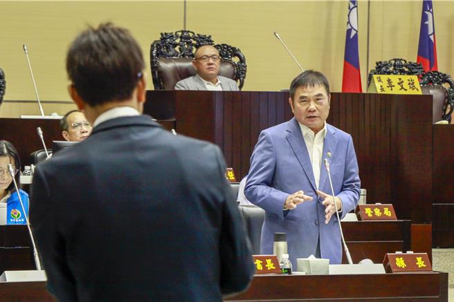 2024年11月12日苗栗县／苗栗县长锺东锦答询(右一)，县府将寻找合适场地并努力克服经营者不足的困境，期盼改善苗南地区的育儿环境，让更多家庭能享有优质的托育服务。(吕丽甄摄）