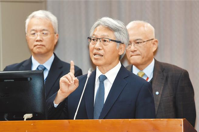 立法院教育及文化委員會11日邀請中央研究院院長廖俊智（中）列席報告業務概況，廖俊智表示，台灣能源政策不應排除核電。（本報資料照片）