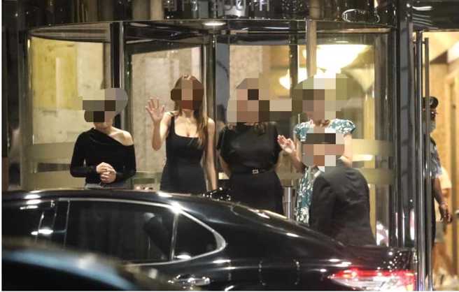 衛福部前部長、行政院政務委員陳時中（右）今遭國民黨立委王鴻薇踢爆，今年8月與王必勝出席1場飯局後，美女站成一排送客。（圖 / 取自王鴻薇臉書）