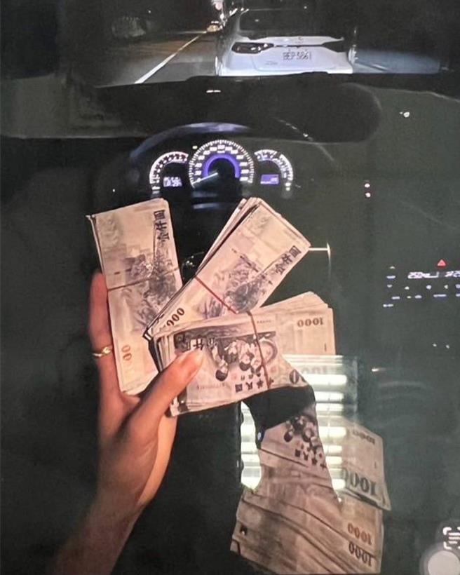 嫌犯在网路上发布堆迭钞票的照片，行径极为嚣张。（航警局提供／陈麒全桃园机场传真）