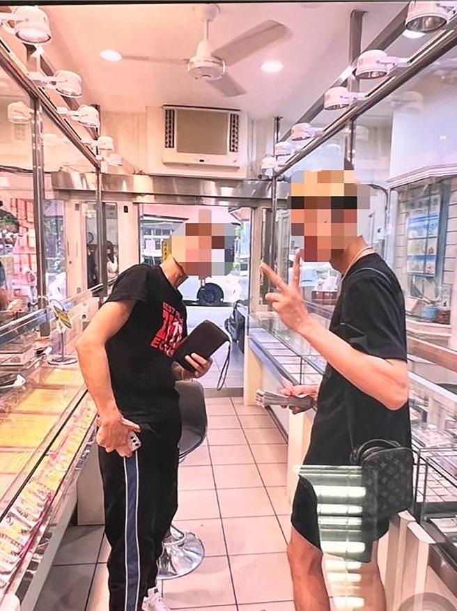 嫌犯甚至炫耀非法获利，经常穿金戴银，并前往金饰店购买金条。（航警局提供／陈麒全桃园机场传真）