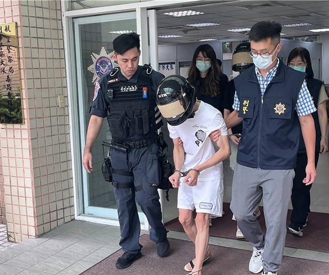 内政部警政署航空警察局12日宣布破获一宗由5名越南籍人士在台组成的贩毒联盟，此集团涉嫌将大量毒品从泰国走私至台湾，成员中以学生身份取得驾照运毒，专门向境内外籍移工贩售。此次查扣5公斤大麻及新台币14万余元赃款，并对这5人以违反《毒品危害防制条例》及《组织犯罪条例》等罪嫌提起公诉。（航警局提供／陈麒全桃园机场传真）