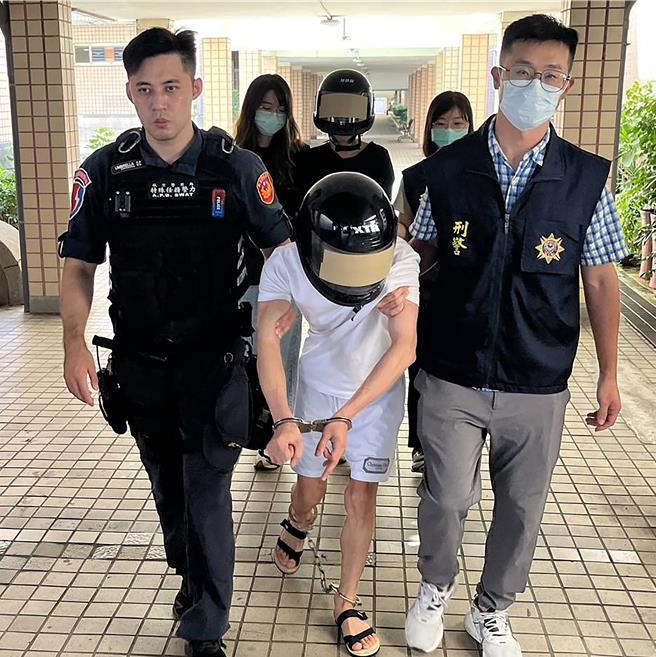 内政部警政署航空警察局12日宣布破获一宗由5名越南籍人士在台组成的贩毒联盟，此集团涉嫌将大量毒品从泰国走私至台湾，成员中以学生身份取得驾照运毒，专门向境内外籍移工贩售。此次查扣5公斤大麻及新台币14万余元赃款，并对这5人以违反《毒品危害防制条例》及《组织犯罪条例》等罪嫌提起公诉。（航警局提供／陈麒全桃园机场传真）