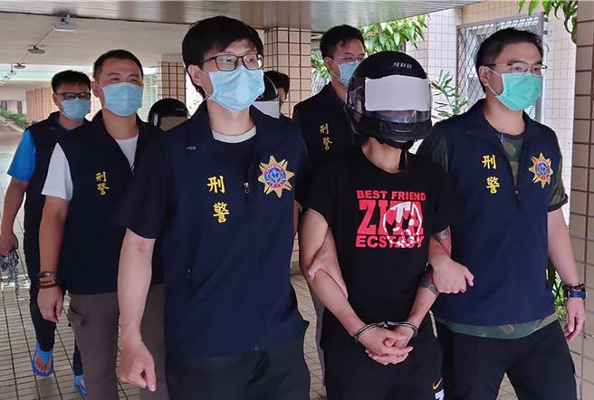 内政部警政署航空警察局12日宣布破获一宗由5名越南籍人士在台组成的贩毒联盟，此集团涉嫌将大量毒品从泰国走私至台湾，成员中以学生身份取得驾照运毒，专门向境内外籍移工贩售。此次查扣5公斤大麻及新台币14万余元赃款，并对这5人以违反《毒品危害防制条例》及《组织犯罪条例》等罪嫌提起公诉。（航警局提供／陈麒全桃园机场传真）