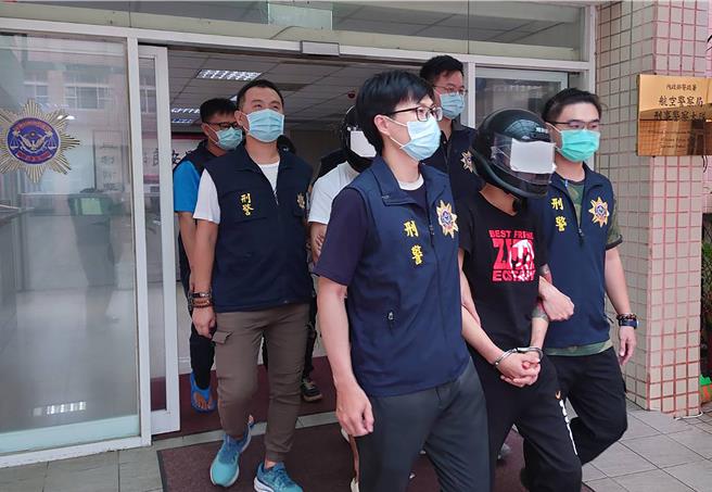 内政部警政署航空警察局12日宣布破获一宗由5名越南籍人士在台组成的贩毒联盟，此集团涉嫌将大量毒品从泰国走私至台湾，成员中以学生身份取得驾照运毒，专门向境内外籍移工贩售。此次查扣5公斤大麻及新台币14万余元赃款，并对这5人以违反《毒品危害防制条例》及《组织犯罪条例》等罪嫌提起公诉。（航警局提供／陈麒全桃园机场传真）