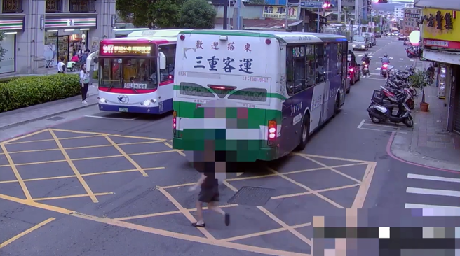 警方调阅监视画面，初步研判杨妇事发时违规穿越马路。（图 / 刘咏韵翻摄）