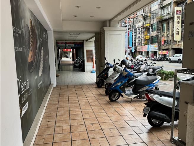 新竹市政府近期試辦騎樓開放停機車，但須所有權人個別申請，市議員林彥甫批非常擾民；市府則表示，騎樓是私人產權，由私人申請是尊重住戶權益，避免造成民眾困擾。（陳育賢攝）