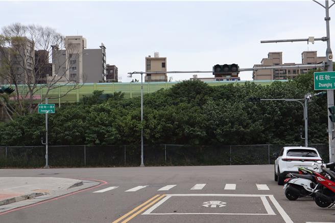 竹北市地方民眾期待在智慧二路、庄敬一路交叉口处增设国道涵洞，便利通行。（邱立雅摄）