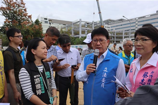 为回应民眾增设国道涵洞期待，立委林思铭（中）12日邀集县府交旅处、高公局相关单位会勘，并达成初步共识。（邱立雅摄）