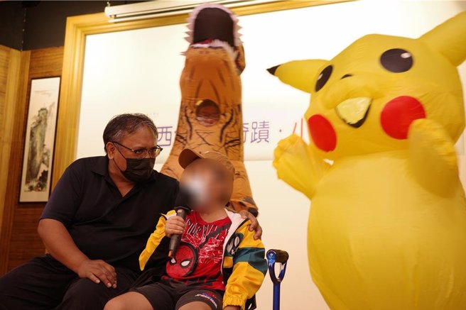 7岁马小弟、安安7月被凯米颱风吹垮的顶楼违建围墙砸伤脑部，经花莲慈济医院团队积极治疗，他成功脱离险境，今天出院前院方特别为爱唱歌的他安排一场感恩音乐会，让安安用歌声送给医护最美好的医师节礼物。（罗亦晽摄）