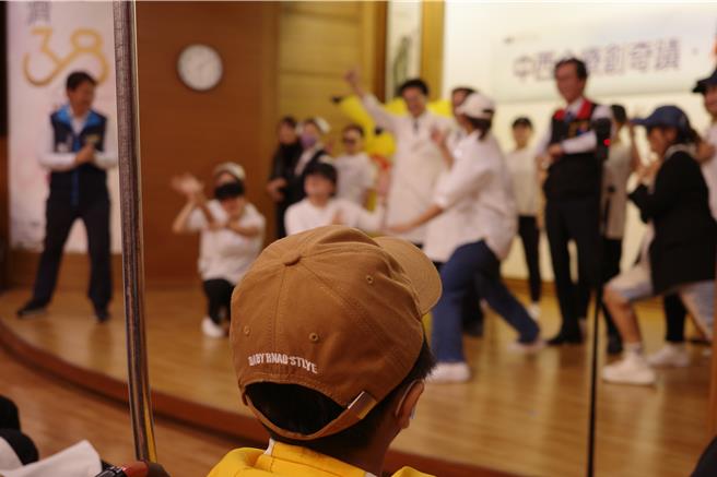 7岁马小弟、安安7月被凯米颱风吹垮的顶楼违建围墙砸伤脑部，经花莲慈济医院团队积极治疗，今天出院前，院方特别为爱唱歌的他安排一场感恩音乐会，医护特别担任他的演唱会嘉宾表演16蹲。（罗亦晽摄）