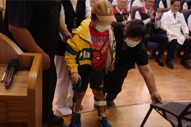 7岁马小弟、安安7月被凯米颱风吹垮的顶楼违建围墙砸伤脑部，经花莲慈济医院团队积极治疗，今天出院前，院方特别为爱唱歌的他安排一场感恩音乐会，安安在父亲陪同下从轮椅上站起来慢慢走上台演唱。（罗亦晽摄）