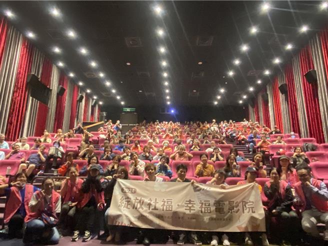 「2024幸福电影院 揪大家逗阵看电影」12日邀请近百位社区关怀据点长者及志工到台东秀泰影城看电影。（蔡旻妤摄）