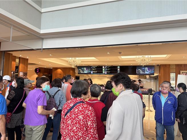 「2024幸福电影院 揪大家逗阵看电影」12日邀请近百位社区关怀据点长者及志工到台东秀泰影城看电影。（蔡旻妤摄）