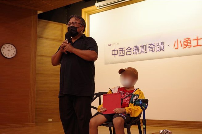 7岁马小弟、安安7月被凯米颱风吹垮的顶楼违建围墙砸伤脑部，经花莲慈济医院团队积极治疗，今天出院前，院方特别为爱唱歌的他安排一场感恩音乐会，马爸爸哽咽的分享这段期间的心情。（罗亦晽摄）