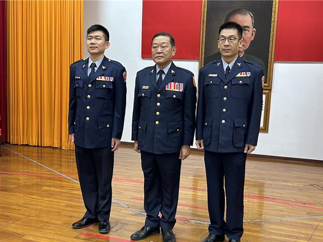 屏東縣政府警察局刑事警察大隊2名副大隊長職缺，在懸缺近1個月後，終於確認由屏東警分局偵查隊長張程湧（左）、東港警分局偵查隊長江啓超（右）陞任，局長戴台捷（中）12日正式授階。（謝佳潾攝）