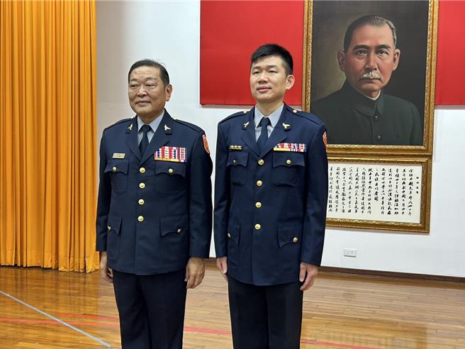 屏東縣警察局長戴台捷12日正式授階原屏東警分局偵查隊長張程湧為兩線三星刑大副大隊長。（謝佳潾攝）