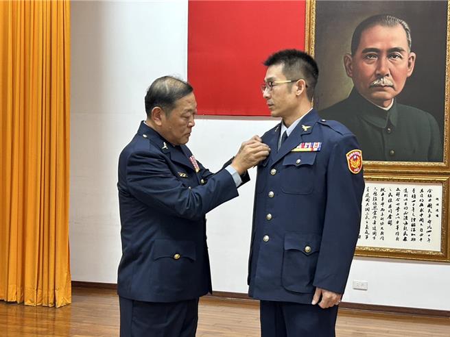 屏東縣警察局長戴台捷12日正式授階原東港警分局偵查隊長江啓超為兩線三星刑大副大隊長。（謝佳潾攝）