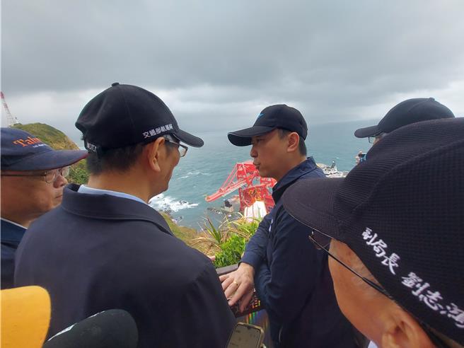 交通部长陈世凯12日视察大陆籍货轮「钰洲启航」搁浅现场应变作业。（张铠乙摄）