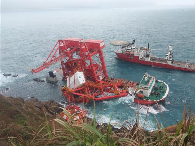 2船距离约10多公尺，惟海象不佳、浪高超过操作限制，无法进行吊挂。（张铠乙摄）