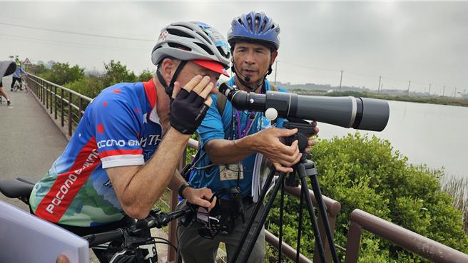 台南市生態旅遊展協會總幹事黃瑞興（右一）在北門區夕鹽段自行車道旁觀察到96K黑面琵鷺。（雲嘉南濱海風國家景區管理處提供／寶智華台南傳真）