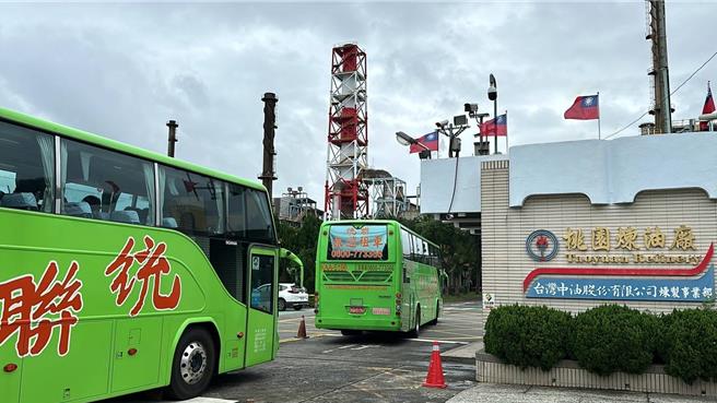 桃园市环保局长陈世伟12日率57名同仁与8位专家学者前往中油桃炼厂进行空污防制、水污处理、废弃物处置、毒化物管理及土水整治等全方位总体检。（桃园市环保局提供）