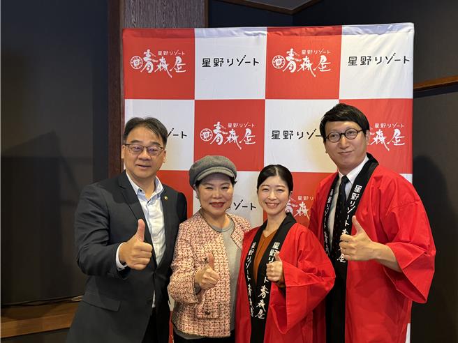 星宇航空商務長梁文龍(左)表示，日本線佔營收5成，明年夏天神戶將開航；湯桂禎國際旅行社董事長湯桂禎(左二)表示，旅遊業要強強聯手，商品包裝後附加價值提升，才避免低價競爭。(洪凱音攝影／洪凱音日本傳真)