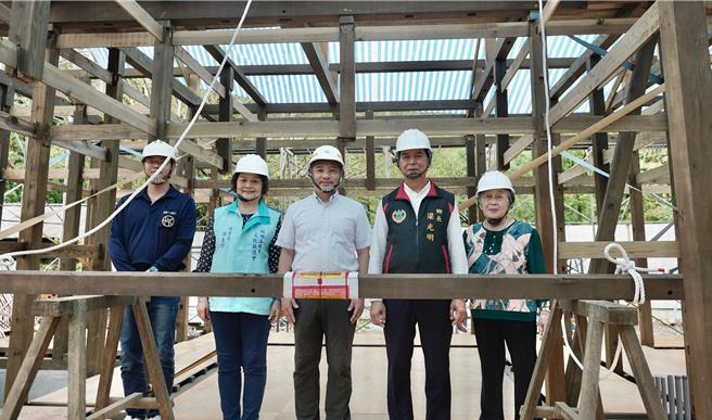 「林田山房舍修復及再利用第二期工程」上梁典禮，由分署長黃群策（中）、鄉長梁光明（右二）邀地方各界一同參與。（林業署花蓮分署提供／王志偉花蓮傳真）