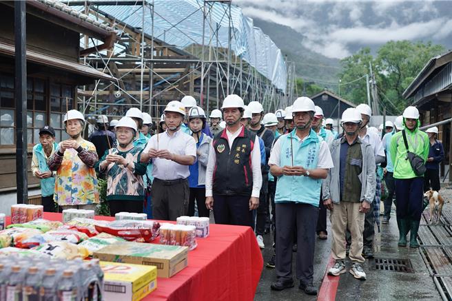 「林田山房舍修復及再利用第二期工程」上樑典禮，分署長黃群策與鄉長梁光明祈求工程順遂。（林業署花蓮分署提供／王志偉花蓮傳真）