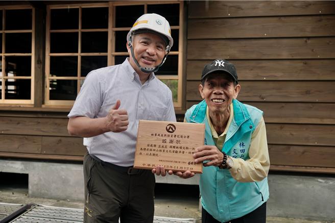林業保育署花蓮分署長黃群策(左)頒狀感謝古永宏捐贈一批林場古物。（林業署花蓮分署提供／王志偉花蓮傳真）