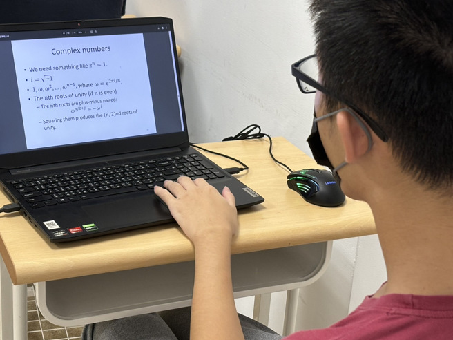 学生勤于学习演算法的理论基础。（照片/暨南大学提供）