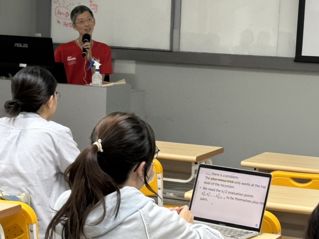 暨大黄光璇教授的高等演算法是热门抢修课程。（照片/暨南大学提供）