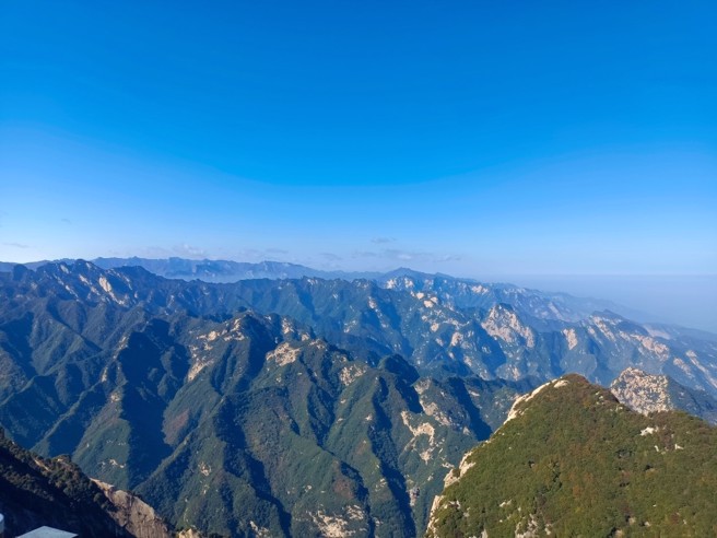 华山于在五岳之中以「险」着称，攀登华山能体验到「会当凌绝顶，一览眾山小」的豪迈气概。（图/圣浩提供）