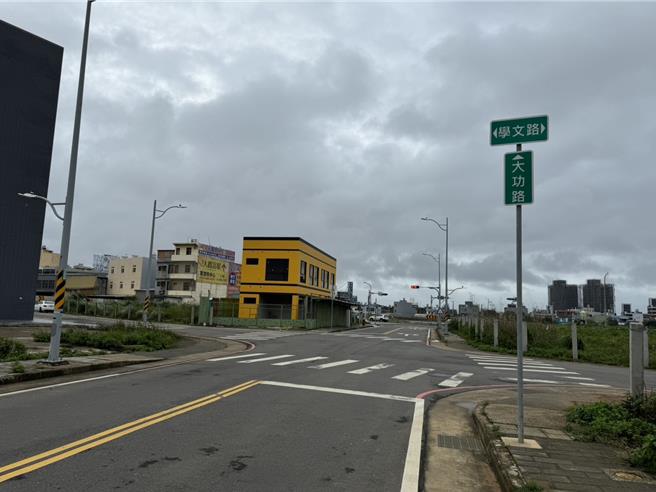 桃园市观音草漯地区近年公办部分完工，因多处新设道路缺发交通号志，导致事故频传，其中大功路、学文路口车祸今年发生5件交通事故造成2人死亡。桃园市交通局12日会勘决议，把干支道画分清楚，并于大功路双向增设慢字。（廖姮玥摄）